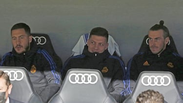 Hazard, Jovic y Bale, en el banquillo de los suplentes del Real Madrid.