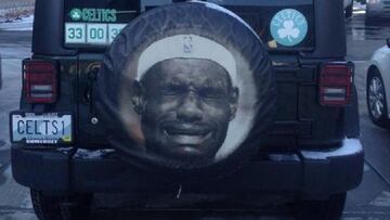 Un fan de los Celtics... ¡con la cara de LeBron en su coche!