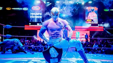 Máscara Dorada 2.0 festeja con el trofeo de La Leyenda de Plata en el centro del ring de la Arena México.