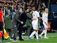 Arbeloa habla con sus jugadores durante un partido.