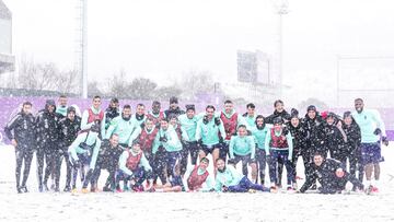 El Real Valladolid se entrenó en los Anexos con mucha nieve.