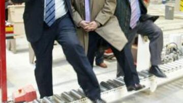 <b>VISITA. </b>Jaime Rivas, Villar y Francisco Rubio, en Puertas Norma.