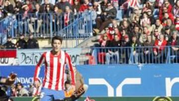 <b>ACROBÁTICO. </b>Falcao se adelantó a Jordi Figueras para marcar de esta forma tan espectacular en el partido del Calderón.
