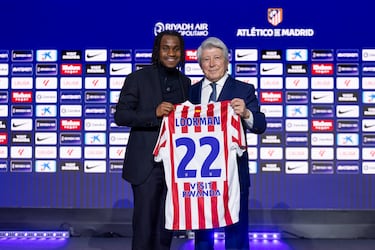 Lookman, con Cerezo en su presentación como rojiblanco. / Javier Gandul.