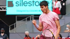 Carlos Alcaraz celebra su victoria ante Adri&aacute;n Mannarino en el Mutua Madrid Open 2021.