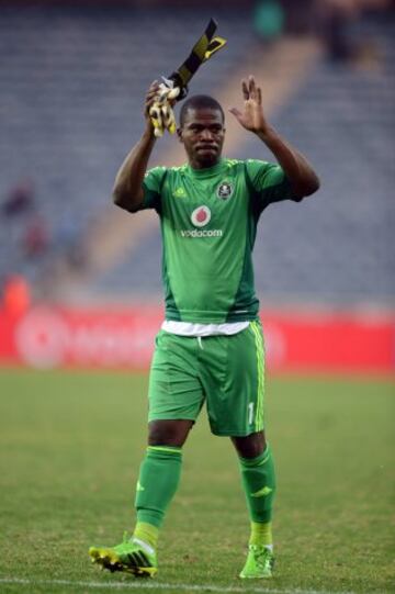 El portero y capitán de la selección sudafricana de fútbol, Senzo Meyiwa, murió de un disparo en el asalto a la casa de su novia en Johannesburgo.