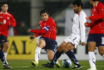 Pedro Reyes (de blanco), titular en la defensa.