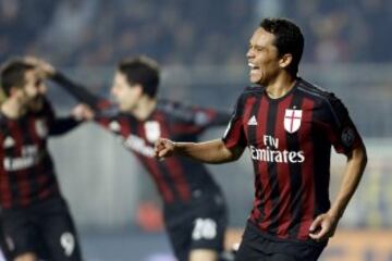 Carlos Bacca anota su octavo gol con el Milan 