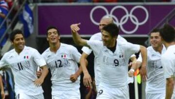 Oribe Peralta celebra su gol.