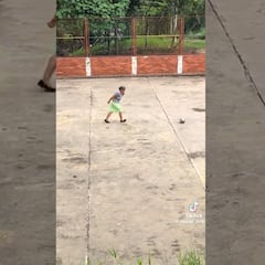 Abuelita se hace viral por jugar futbol con su nieto y la llaman “MaraDoña”