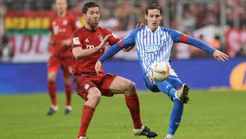 Sebastian Rudy, con Xabi Alonso durante un partido de la Bundesliga.