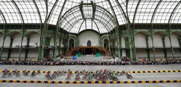 Los ciclistas pasaron por el Grand Palais de Paris en el paseo por los Campos Elíseos.