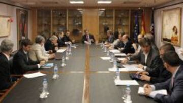 Un momento de la reunión en la que representantes de la ACB y de la ABP discuten para tratar de evitar una huelga de jugadores.