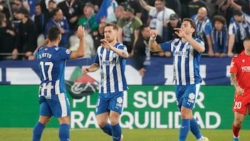 VITORIA, 05/04/2026.- Los jugadores del Alavés celebran el segundo gol del equipo vitoriano durante el encuentro correspondiente a la jornada 30 de la Liga EA Sports que disputan este domingo Alavés y Osasuna en el estadio de Mendizorroza, en Vitoria. EFE / L. Rico