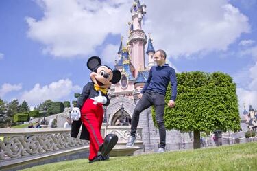 Iniesta celebra el doblete del Barça con Mickey Mouse