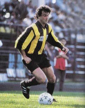 Con 41 años, Mario Kempes jugó en Fernández Vial. El 'Matador' fue uno de los grandes goleadores argentinos de la historia y campeón del mundo con su país en 1978.