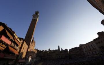 En Siena, desde mediados del siglo XVII, se celebra esta carrera de caballos a pelo con la intención de ganar el Palio, una bandera de seda que representa la Virgen con el Niño.