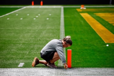 Workers adapt the Bernabéu for the NFL game between the Miami Dolphins and the Washington Commanders.