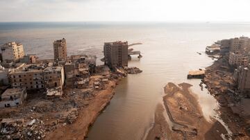 Vista aérea muestra la destrucción tras las inundaciones en Derna, Libia.
