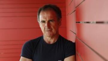 EN SU HÁBITAT. El 'Profe' Ortega, apoyado en el nuevo vestuario del Atlético de Madrid en las instalaciones del Cerro del Espino.