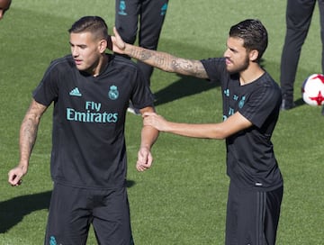 Theo Hernández e Isco. 