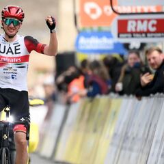 Roglic se defiende al ataque en la exhibición de McNulty