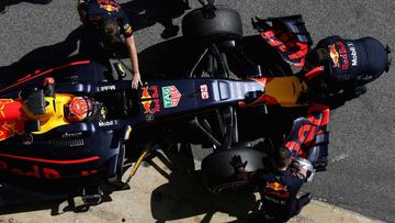 Los mecánicos de Red Bull metiendo a Max Verstappen en el box durante los test de Barcelona.