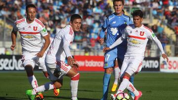 OâHiggins vs Universidad de Chile
Decimocuarta fecha, Campeonato de Clausura 2016-2017
El jugador de OâHiggins, Insaurralde, izquierda derecha centro, disputa el balón contra Leiva de Universidad de Chile durante el partid