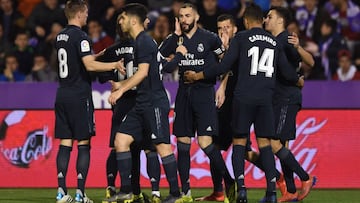 Los jugadores del Madrid felicitan a Benzema tras uno de sus goles.