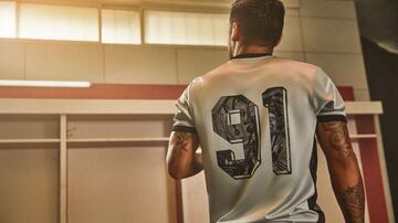 Adidas lanzó una camiseta exclusiva en conmemoración de los 30 años de la Libertadores. Son 1.991 ejemplares, que vendrán acompañadas de un libro con imágenes de la gesta.