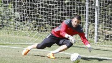 UN SALTO. Kiko Casilla, atajando un bal&oacute;n en el entrenamiento de ayer. El meta dar&aacute; un salto en su carrera al fichar por el Real Madrid.
 