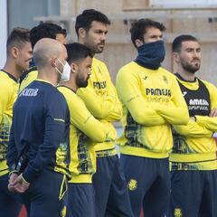 Iborra acude a la sesión se entrenamiento y recibe el cariño del grupo