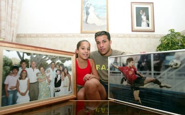Sus primos posan con fotos de Silva en su casa.