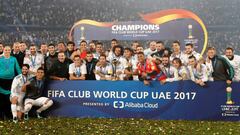 Los jugadores del Real Madrid posan con el trofeo del Mundial de Clubes.