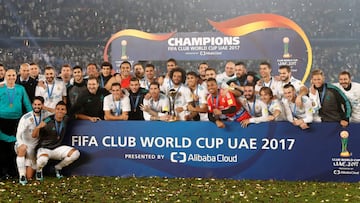 Los jugadores del Real Madrid posan con el trofeo del Mundial de Clubes.