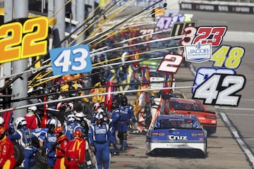 La Nascar celebró una nueva carrera de su calendario con la Federated Auto Parts 400, en el circuito de Richmond. En la imagen uno de los momentos de más tensión de la prueba, la pasada por boxes que en nada se parece a las de la F1. El triunfador del día fue Alex Bowman, con el Chevrolet 48.