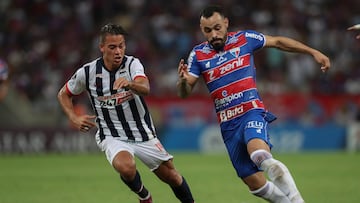 AMDEP9877. FORTALEZA (BRASIL), 27/04/2022.- Moises (d) de Fortaleza disputa un balón con Cristian Benavente de Alianza hoy, en un partido de la Copa Libertadores entre Fortaleza y Alianza Lima en el estadio Castelao en Fortaleza (Brasil). EFE/Jarbas Olivera
