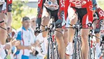 <b>POR UN SEGUNDO. </b>El CSC danés, de Basso, Carlos Sastre e Íñigo Cuesta, ganó la contrarreloj.