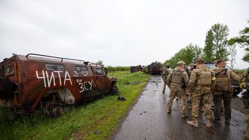 Ukraine's President Volodymyr Zelenskiy visits a place of a fight with Russian troops during Russia's invasion to Ukraine, in Kharkiv region, Ukraine May 29, 2022. Ukrainian Presidential Press Service/Handout via REUTERS ATTENTION EDITORS - THIS IMAGE HAS BEEN SUPPLIED BY A THIRD PARTY.