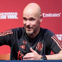 General Ten Hag, prohibidas las chanclas y los móviles