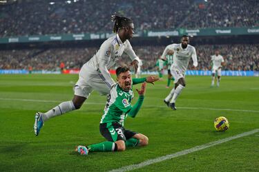 Eduardo Camavinga y Rodry en una acción sobre la línea de fondo del conjunto del Real Madrid.