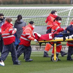 Gran susto en Valdebebas: el entrenador de porteras del Depor se retiró en camilla