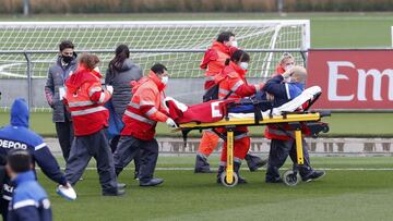 El entrenador de porteras del Deportivo es retirado en camilla tras lesionarse de la rodilla en el calentamiento del Real Madrid- Deportivo en Valdebebas.
