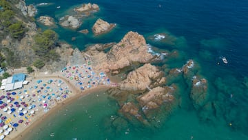 Numerosas personas disfrutan de un día de playa en la Costa Brava, a 30 de julio de 2023, en Tossa de Mar, Girona, Cataluña (España). Las playas españolas se llenan  de turistas para paliar el calor. De acuerdo con la información de la Agencia Estatal de Meteorología, los veranos en España se han ido calentando desde los años 80, con olas de calor cada vez más comunes e intensas. Los veranos son cada vez más largos, durando cinco semanas más y aumentando a un ritmo de nueve días por década.
30 JULIO 2023;VERANO;PLAYA;CALOR;TURISMO;ARENA;MAR;SOMBRILLA;BAÑISTAS;TURISTAS;SOL;TOMAR EL SOL;BAÑARSE;CATALUNYA;NADAR;TUMBONAS;ROCAS;
Lorena Sopêna / Europa Press
30/07/2023