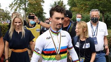 Julian Alaphilippe, con su maillot de campeón del mundo en Flandes.
