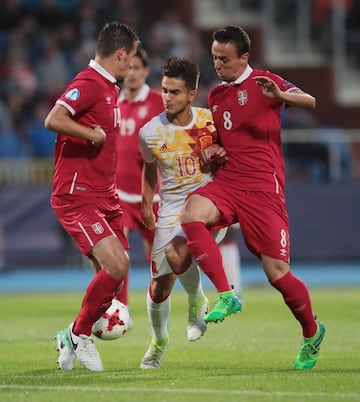 Denis Suárez entre Vukasin Jovanovic y Nemanja Maksimovic.