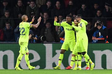 0-1. Leo Messi celebró el primer gol.