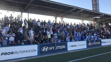 Los aficionados del Atlético Baleares animan a su equipo en un partido de la temporada regular.