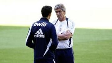 <b>DIFÍCIL PAPELETA. </b>Pellegrini conversa con Arbeloa, su 'anti Messi'.