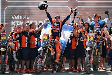 Luciano Benavides, piloto de Red Bull KTM Factory Racing, celebra tras ganar en la categoría de motos del Rally Dakar 2026.